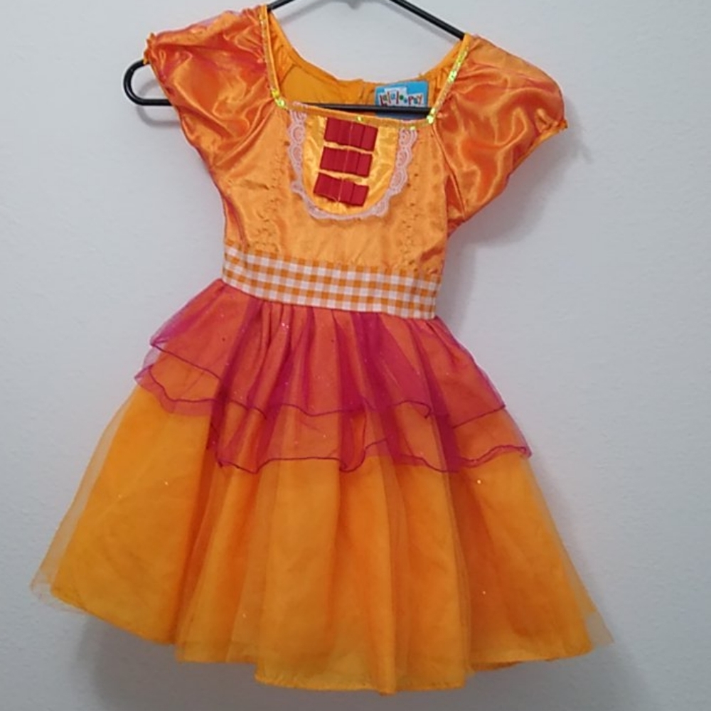 Girls dress up